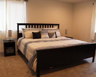 Minutes to Spirit Mountain Casino, HWY 22 & HWY 18\nSleeps 6 - 3 rooms - 3 bath\n - Grand Ronde - Bedroom