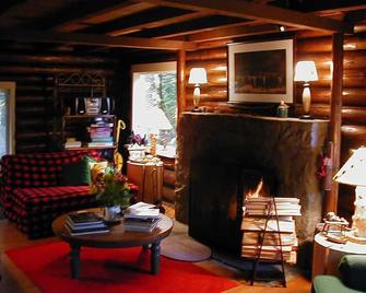 Log cabin, private, hottub, sauna, spa, gardens, featured in national magazine. - Sandy - Living room