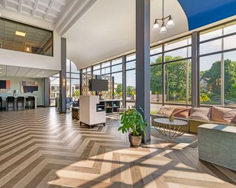 Best Western Plus Landmark Inn - Laconia - Lobby