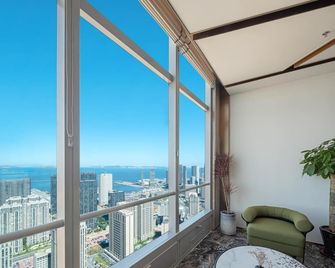 Madison Hotel Dalian Zhongshan Square Seaview - Dalian - Balkon