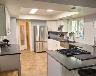 Bright Comfy 3 Bedroom home 10 Min. walk to Lily Point Marine Park - Point Roberts - Kitchen