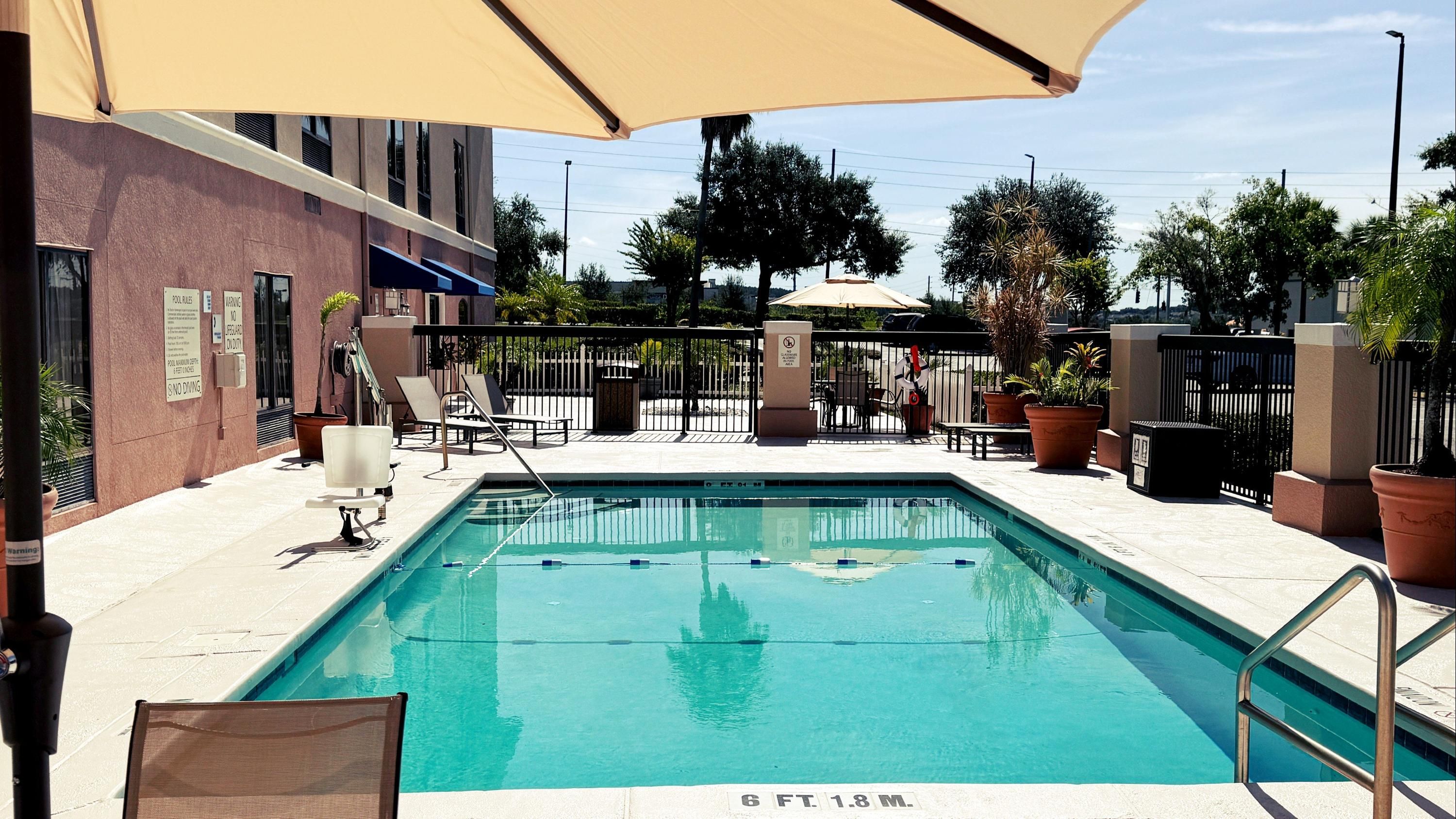 Holiday Inn Express Clermont By IHG - Clermont - Bazén