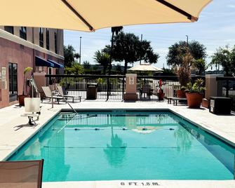 Holiday Inn Express Clermont - Clermont - Piscina