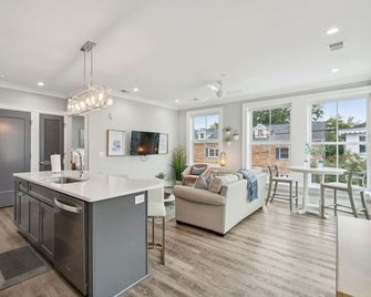 The Ashley Suite at 122 Spring - Charleston - Living room