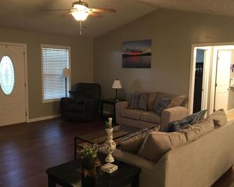 Hatcher Pass Cozy House less than 5 miles from Green River Lake - Campbellsville - Living room