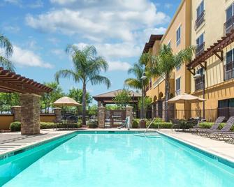 Hampton Inn & Suites Lodi - Lodi - Edificio