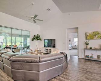 Crystal River Gem Near Three Sisters Springs! - Crystal River - Wohnzimmer