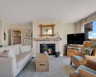 Beachfront 2-bedroom Condo by the Sea! - Watsonville - Wohnzimmer