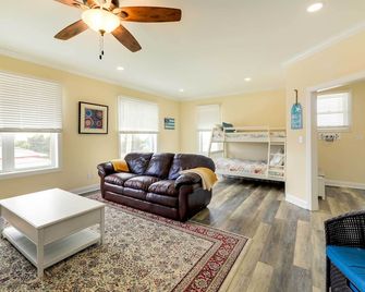 Emerald Isle Vacation Home: Walk to Beach! - Emerald Isle - Sala de estar