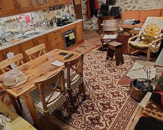 Xenonas Ventista 1 bed, a renovated old house in an imposing mountain landscape - Athamánion - Restaurante