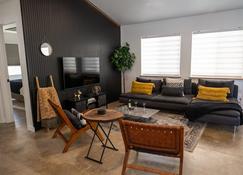 Casa Chihuahua- Modern Luxe 2b/1b home - Carson - Living room