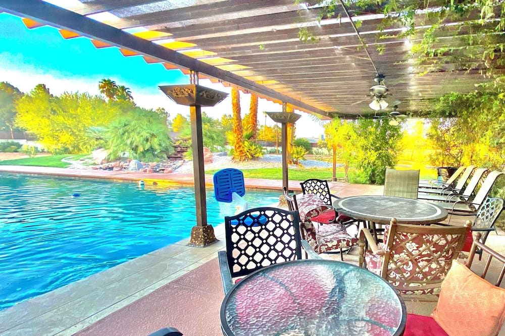 Private Massive Pool, Tennis Court, Basketball Court, Game Room, 6mi. to Strip - לאס וגאס - פטיו