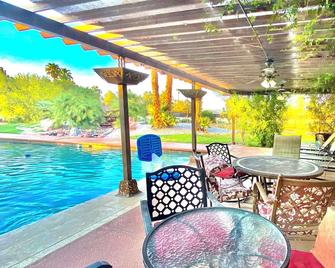 Private Massive Pool, Tennis Court, Basketball Court, Game Room, 6mi. to Strip - לאס וגאס - פטיו