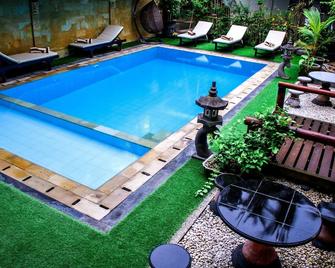 Bali 85 Beach Inn - Manggis - Pool