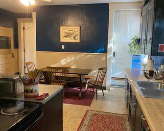 New Moon Inn at White Birch Farm - Waterford - Keittiö
