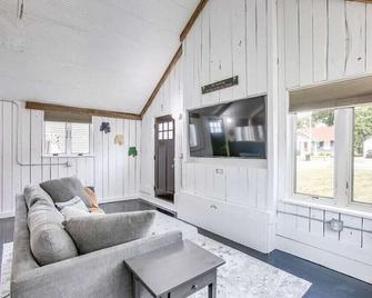 Cozy Tiny House Bungalow 7 Blocks from Campus - South Bend - Living room