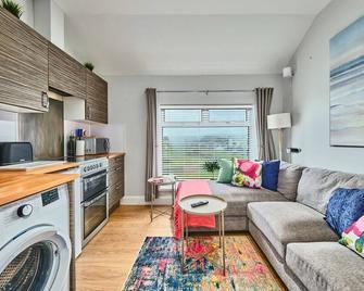 5 West Beach - Portrush by the Sea - Portrush - Living room