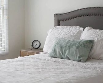 Charming 2-Bed Brownstone in The Heart of New Town - Earth City - Bedroom