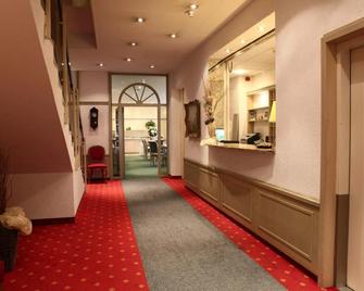 Hotel Ambiente Garni - Munich - Front desk