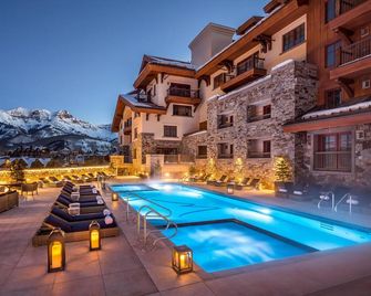 Spacious Suite w/ Gas Fireplace, Private Balcony, and Soaking Tub - Mountain Village - Pool