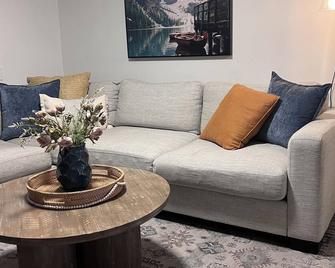 Winter coastal retreat - Deep Cove: 2-Bedroom w/ sauna & cold plunge - North Vancouver - Living room