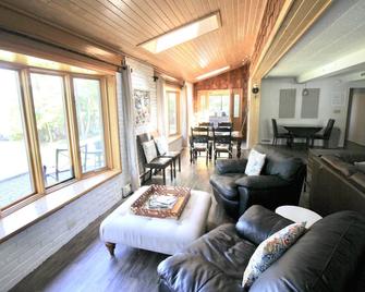 Detroit Lake Home With Beautiful Sunset Views! - Detroit Lakes - Living room