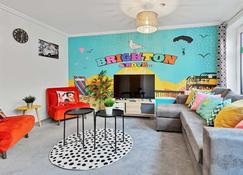 Brightons Best Big House 2 - By My Getaways - Brighton - Living room