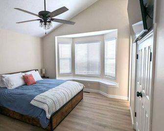 Cute Spacious Home - Layton - Ložnice