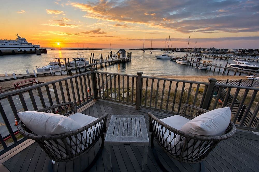 Waterfront Downtown Cottage W/ Beach
