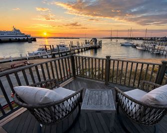 Waterfront Downtown Cottage W/ Beach - Vineyard Haven - Balkón