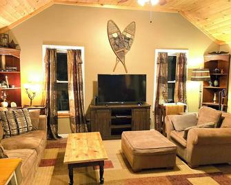 Walk to everything! 2 Bedroom 1 Bath Home in town. - Schroon Lake - Sala de estar