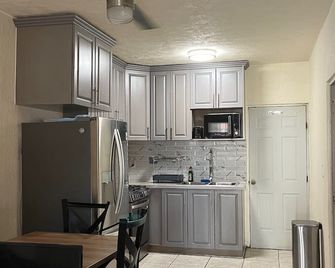 Cozy 3-bedroom Single Family Home with AC, WiFi in conveniently located - Mezcales - Kitchen