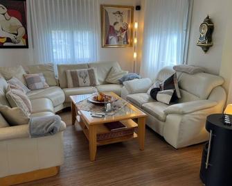 Beautiful apartment for 8 guests with hot tub, WIFI, TV, balcony and pets allowed - Habkern - Sala de estar