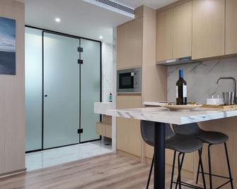 CC Lux Suites - Piraeus - Kitchen