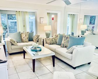 Zen Garden | Heated Pool | Near Beach | Resort Style | Private| Fenced - Wilton Manors - Sala de estar