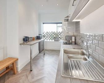 Host & Stay - High Street Apartments - Caernarfon - Kitchen