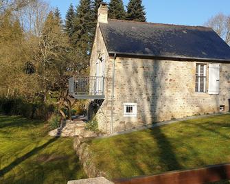 4-Star Furnished Tourist Accommodation In Saint Léonard Des Bois - Saint-Léonard-des-Bois - Edificio