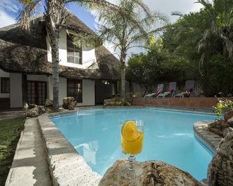 Out Of Africa Guest House - Otjiwarongo - Zwembad