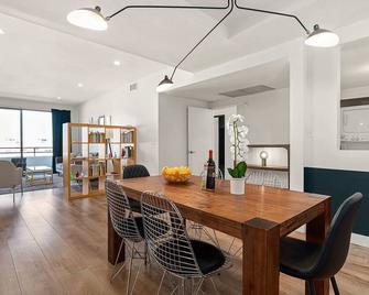Luxury Redefined: 2BR Gem in Los Angeles - Los Angeles - Dining room