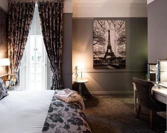 Greenwoods Hotel & Spa - Ingatestone - Bedroom