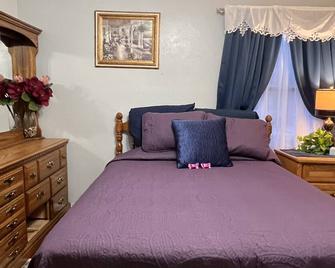 Furnished 1-Bed 1-Bath entire Apt in House - Private Entrance includes utilities - Minot - Bedroom