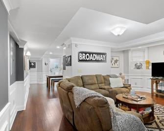 Downtown/Federal Hill on Broadway-walk everywhere! - Providence - Living room