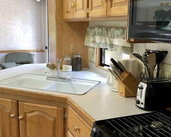 Glamping in Style on Acreage - Madeira Park - Kuchyň