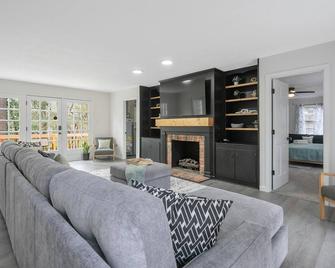 Spacious Family Oasis with Hot Tub & Game Tables - Fayetteville - Living room