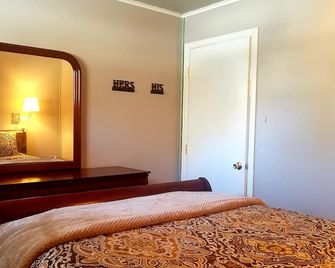 Gowdy Apartment. Fenced yard pet friendly , modern, clean. Gowdy Properties - Lake City - Bedroom