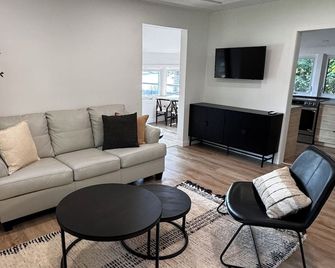 Cozy Cottage on the Ottawa River - Pembroke - Living room