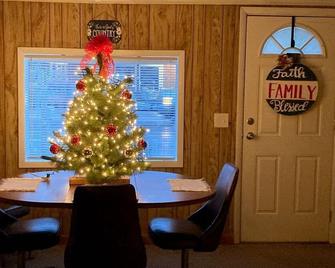 Memories on Main -Located halfway between Ocean Isle Beach and Holden Beach - Shallotte - Dining room