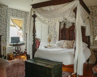 Cave Hill Farm Bed and Breakfast - McGaheysville - Bedroom