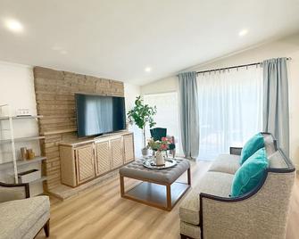 Private pool blackdoor 4 bedrooms 3 bathrooms - Covina - Living room