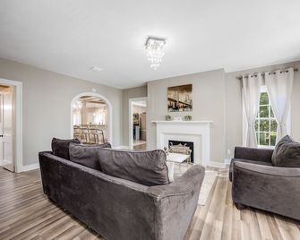 Royal Bungalow! - Jackson - Living room